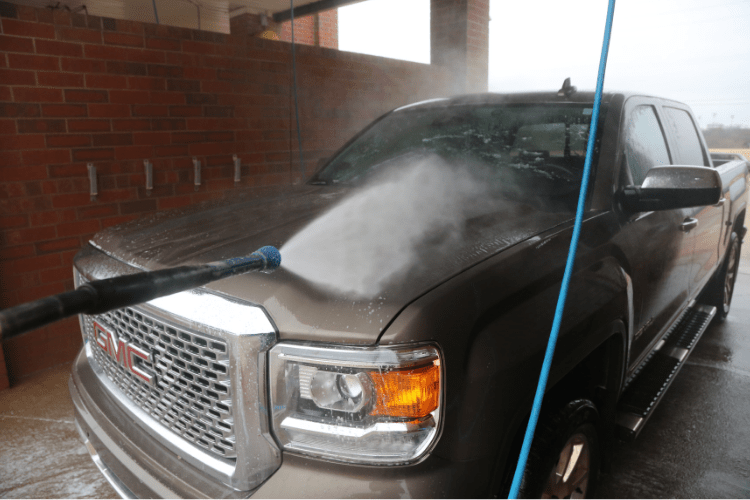 Next, we rinsed the entire truck. We are only applying the sealant to a couple of panels so we can show the results, but you need to rinse the entire car before moving to the application process.